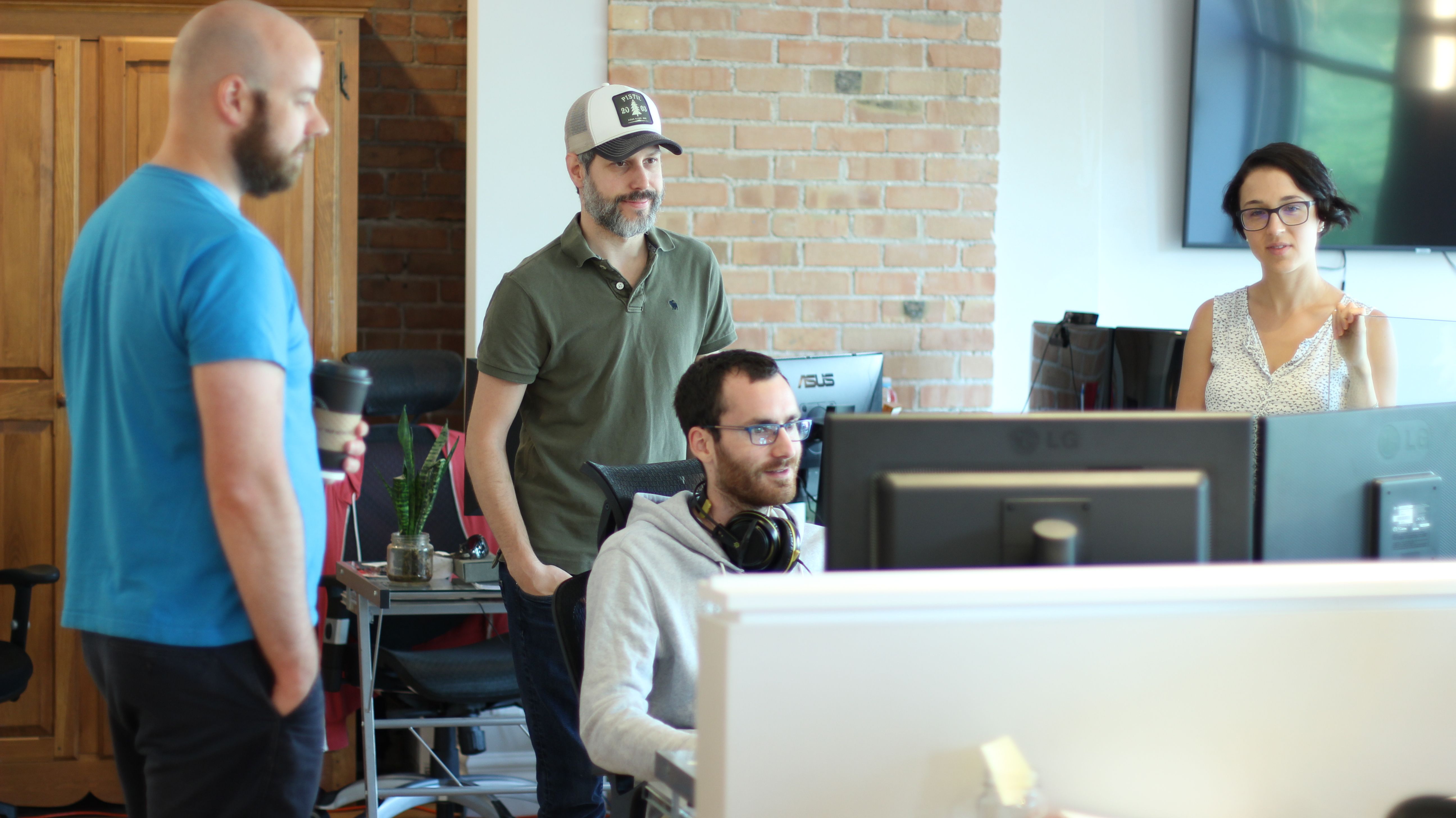 Quatres membres de l'équipe de programmation SVI eSolutions discutent des fonctionnalités en développement.