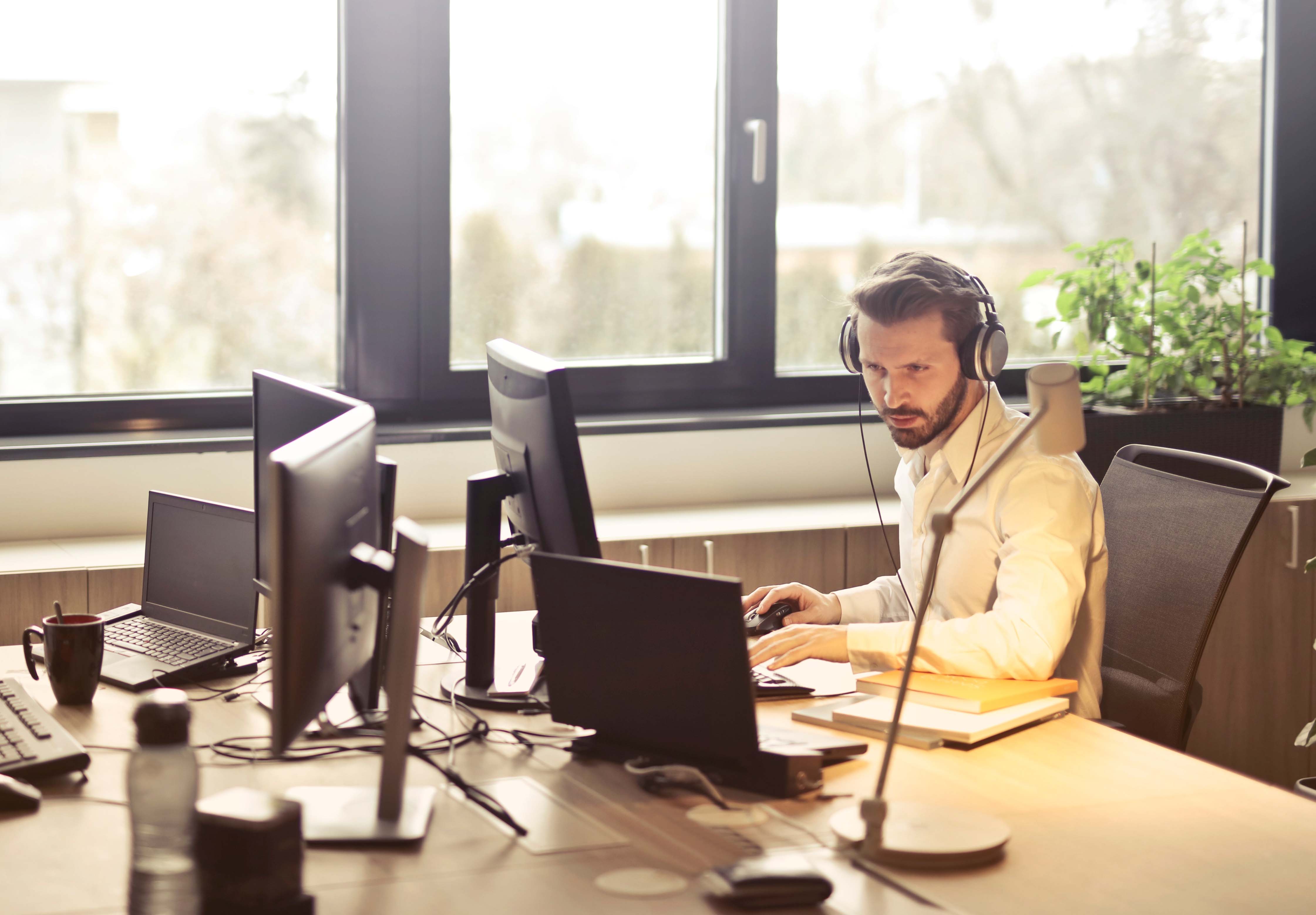 Photo d'un utilisateur dans un bureau avec un casque d'écoute