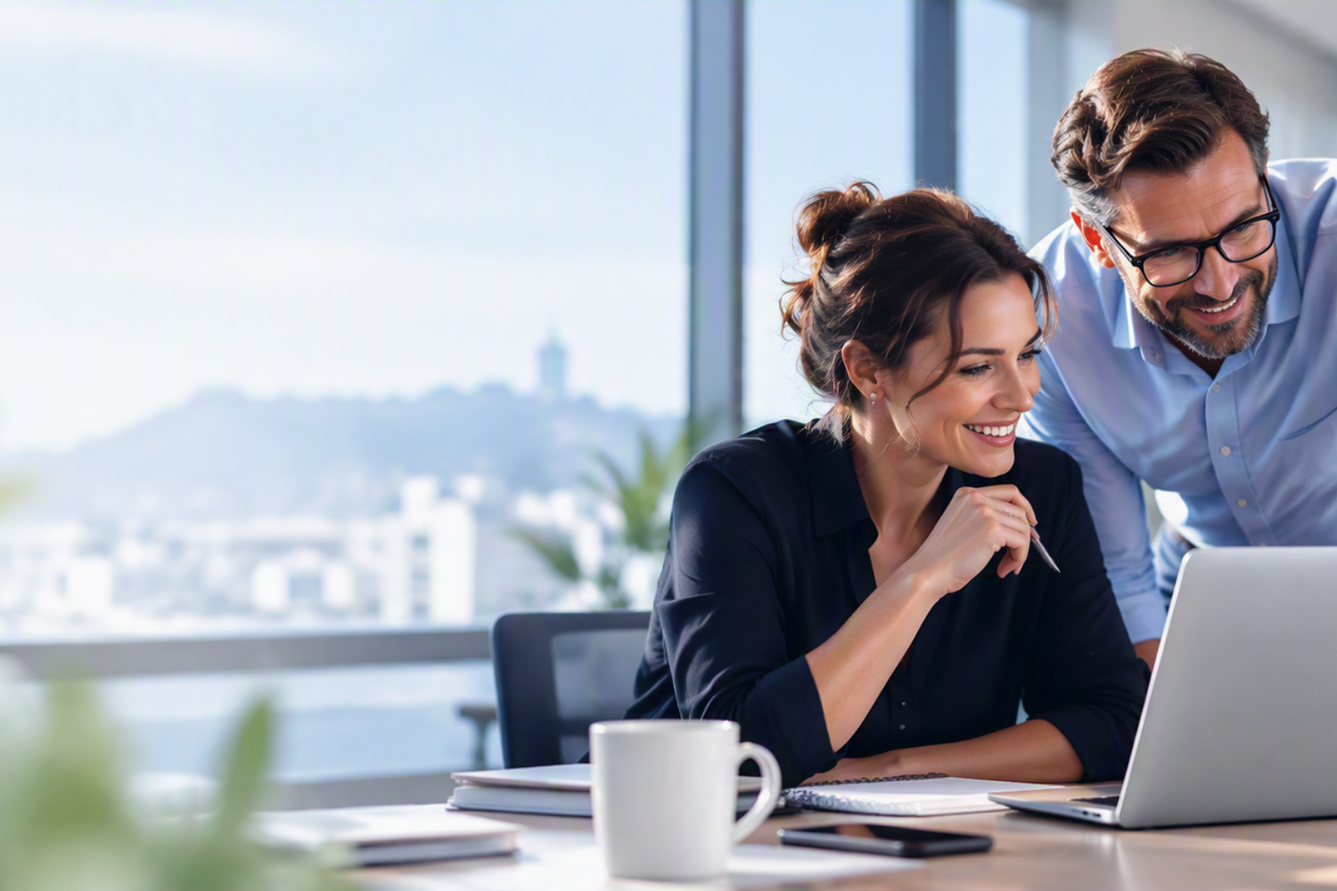 Un conseiller en implantation d'un LMS conseille une cliente