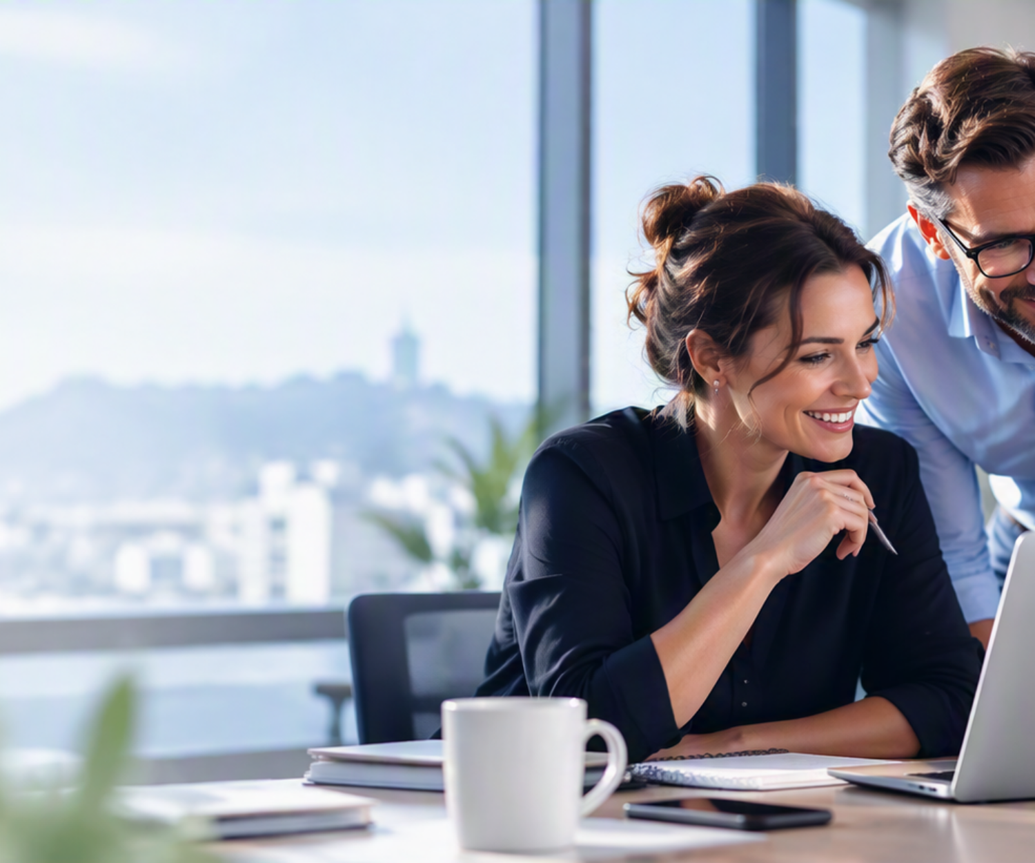 Un conseiller en implantation d'un LMS conseille une cliente